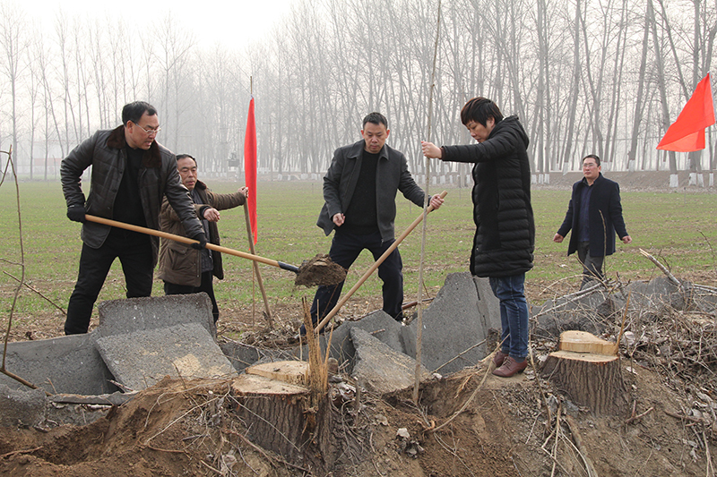 博農(nóng)集團(tuán)領(lǐng)導(dǎo)、基層黨政負(fù)責(zé)人等同志積極參加植樹活動